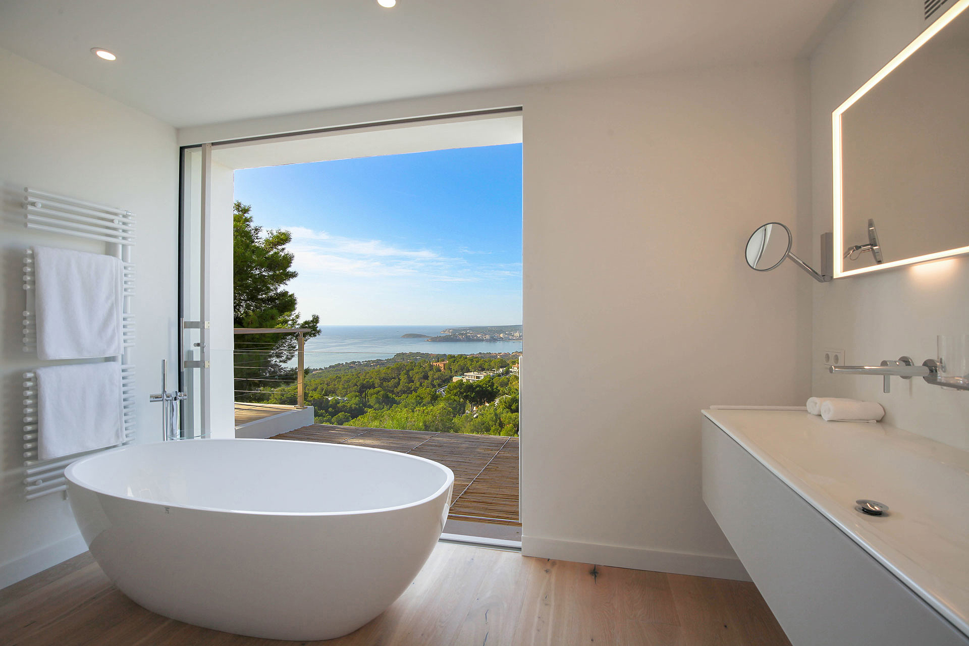 Das Bad im Obergeschoss mit moderner Designer-Badewanne und einzigartigem Ausblick.